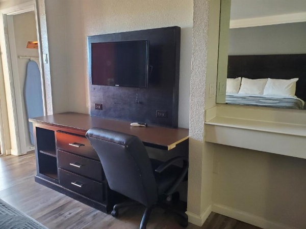 Relax Inn West Medical Center image 10