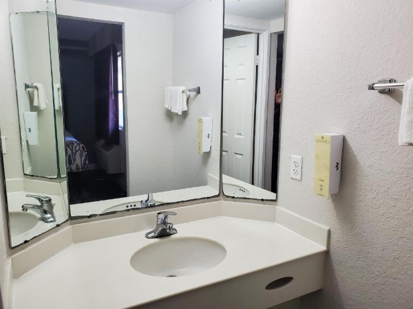 Relax Inn West Medical Center image 18