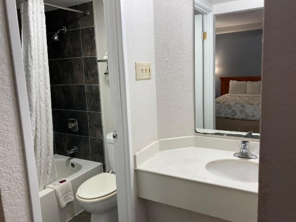 Relax Inn West Medical Center image 3