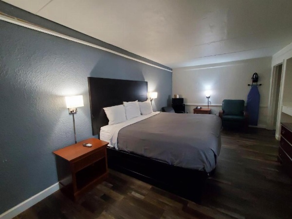 Relax Inn West Medical Center image 30