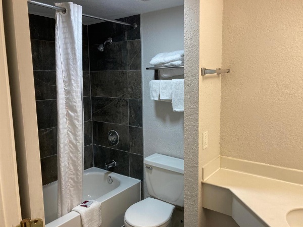 Relax Inn West Medical Center image 7