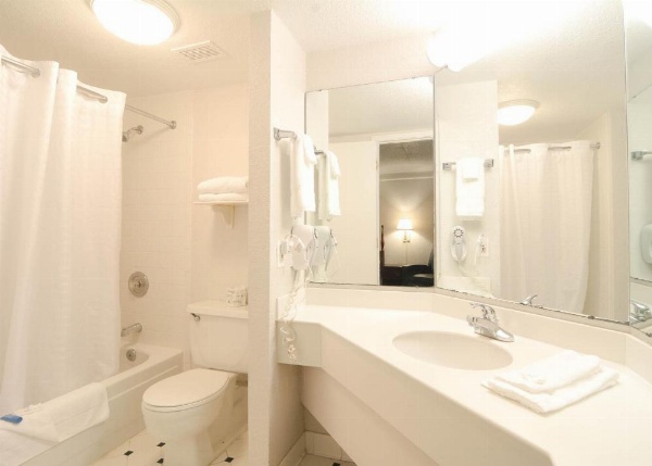 Relax Inn West Medical Center image 9